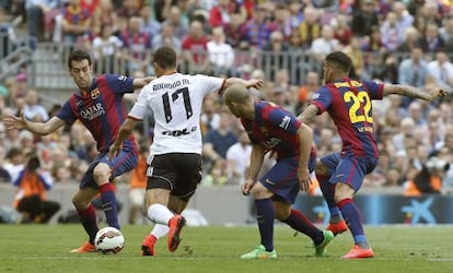 Busquets, Mascherano y Alves acorralan a Rodrigo en el último duelo entre el Barcelona y el Valencia.