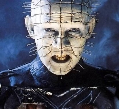 <strong>Cómo empezó todo.</strong> Lo más escalofriante de 'Hellraiser' (de 1987 a 2017) era Pinhead, aquella criatura con la cara pálida atravesada por docenas de alfileres. Venía a nuestra dimensión para llevarse a un demonio sediento de sangre humana para regenerarse. Ganase quien ganase, perdíamos nosotros.
<strong>En qué momento se les fue de las manos.</strong> La quinta, sexta, séptima y octava ni siquiera eran secuelas reales, sino guiones de serie B en los que introducían elementos de la mitología 'Hellraiser' para colarlos como secuelas. Pero esa práctica tramposa no es lo peor que le ha pasado a la franquicia: la novena entrega, 'Hellraiser Revelations', proponía discursos sobre la falsedad de la sociedad actual y la burguesía. El creador de la saga, Clive Barker, aclaró que él no había tenido nada que ver: "Hola, amigos", escribió en Twitter, "quiero que quede constancia de que esa peli que utiliza la palabra Hellraiser NO ES HIJA MÍA! No tengo NADA que ver con esa mierda". Quizá por este 'tuit' ya merece la pena que exista esa novena entrega. O quizá no. Este año se estrena la décima, y dicen que va a ser la buena. Estaremos pendientes del Twitter de Clive Barker.