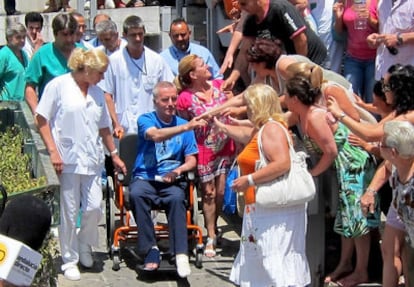 El torero José Ortega Cano saluda a los admiradores que le esperan a la salida del hospital Virgen Macarena, del que ha salido acompañado por el equipo médico que le ha tratado tras pasar un mes y medio ingresado.