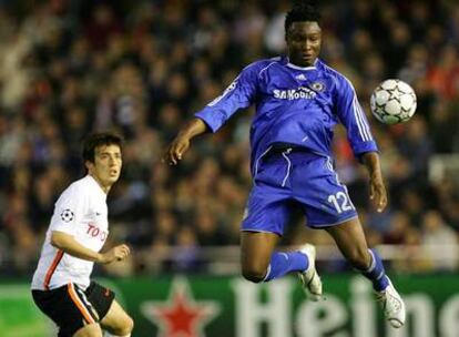 Obi Mikel controla el balón ante Silva en el duelo de cuartos de la<i> Champions </i>entre Valencia y Chelsea.