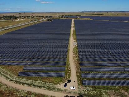 Vista aérea de una planta fotovoltaica en Talayuela (Cáceres).