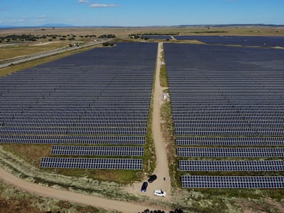 Vista aérea de una planta fotovoltaica en Talayuela (Cáceres).