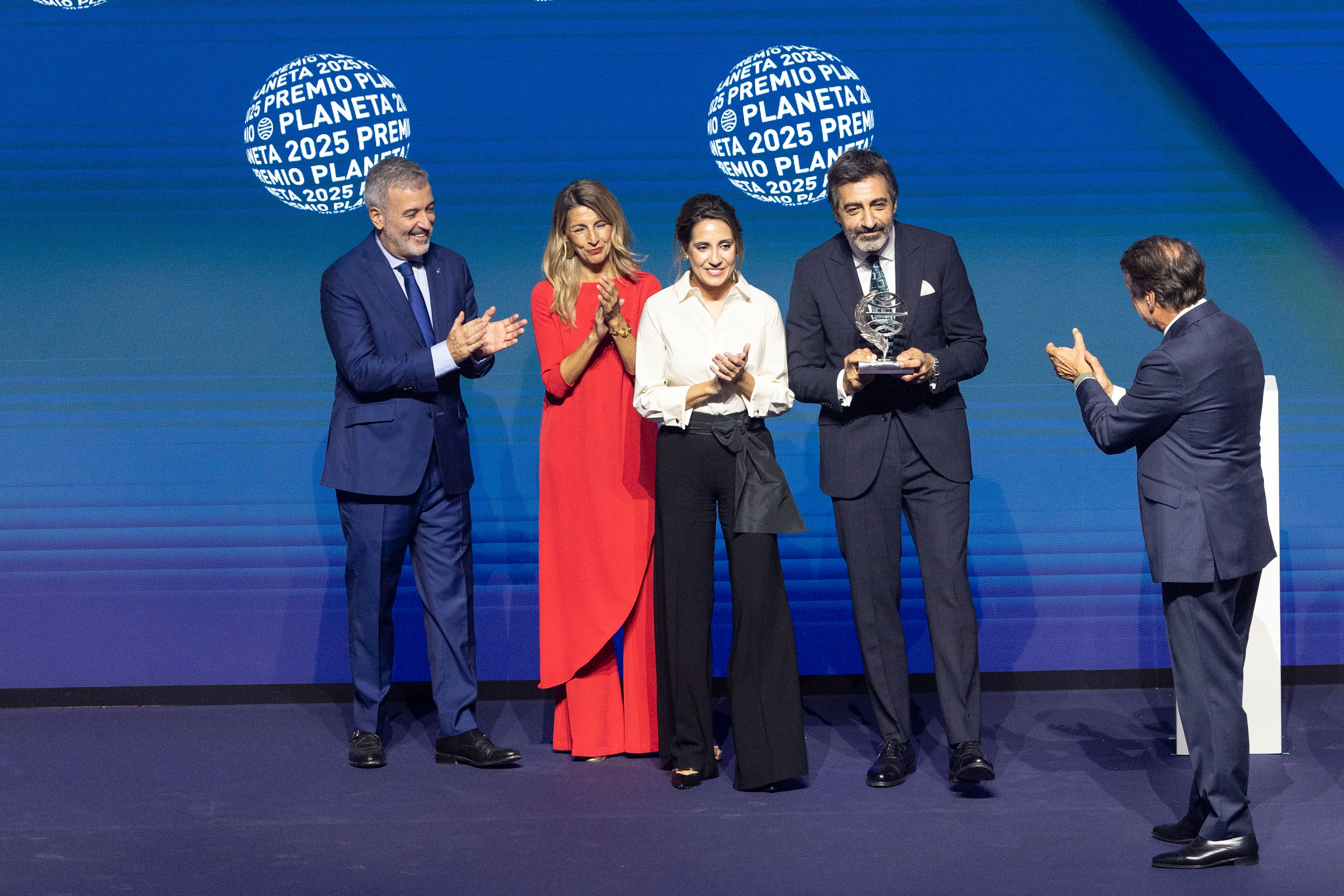 El ganador y finalista del Planeta 2025: Juan del Val y Ángela Banzas.
