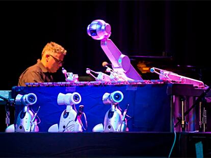El robot músico Shimon, durante una actuación.