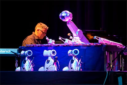 El robot músico Shimon, durante una actuación.