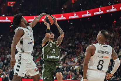 Shabazz Napier del Bayern de Munich frente Andres Feliz y Xavier Rathan-Mayes durante el partido de Euroliga que enfrentaba al Bayern y al Real Madrid