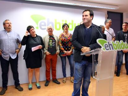 Diputados y senadores de Amaiur en la rueda de prensa de Bilbao.
