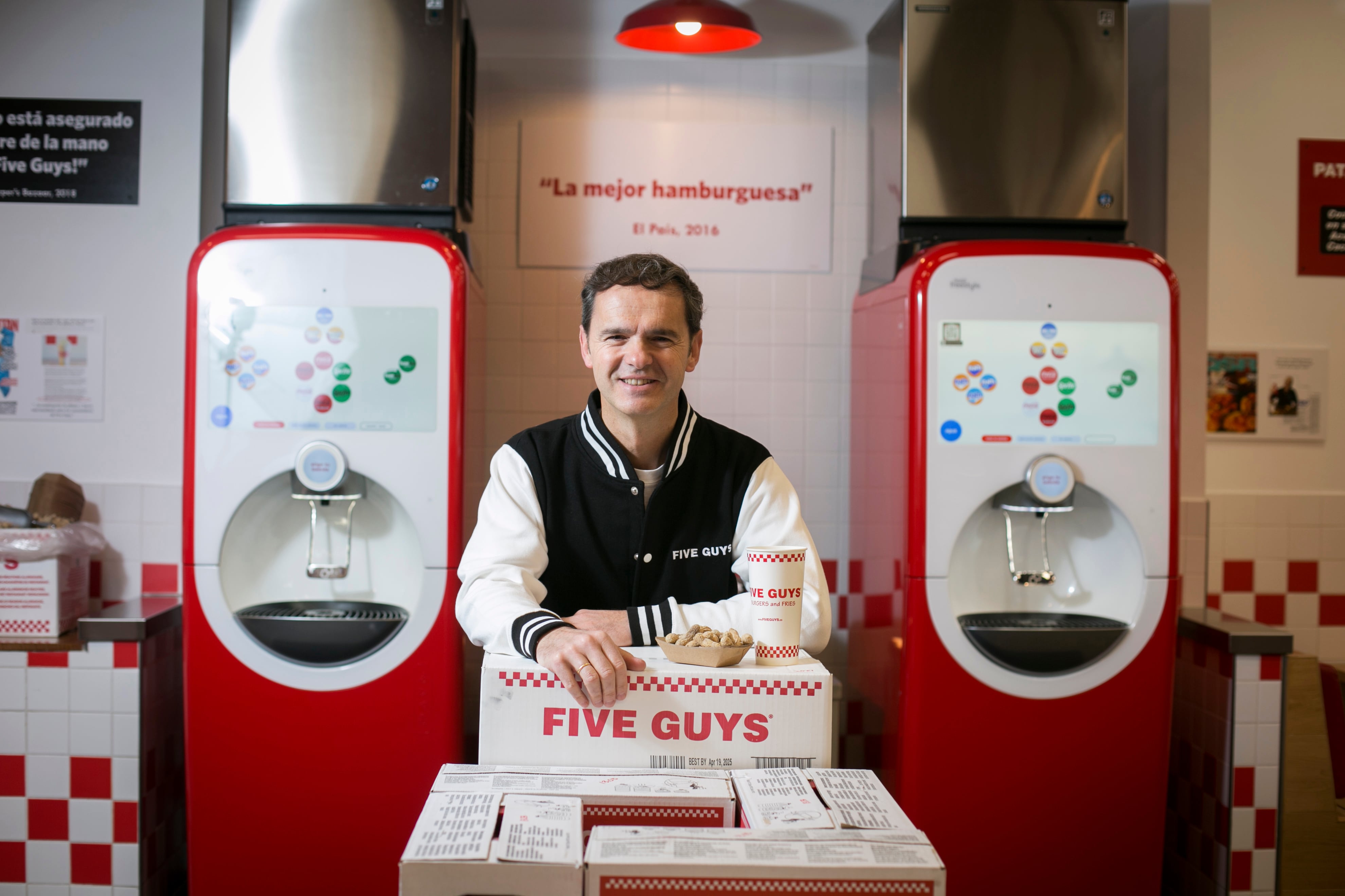 Daniel Agromayor, director general de Five Guys España y Portugal fotografiado en un local de la marca en Madrid.