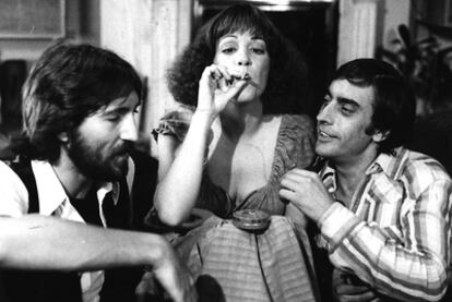 Carmen Maura, entre Joaqun Hinojosa y Miguel Arribas, en un fotograma de <i>Tigres de papel</i> (1977), de Fernando Colomo.