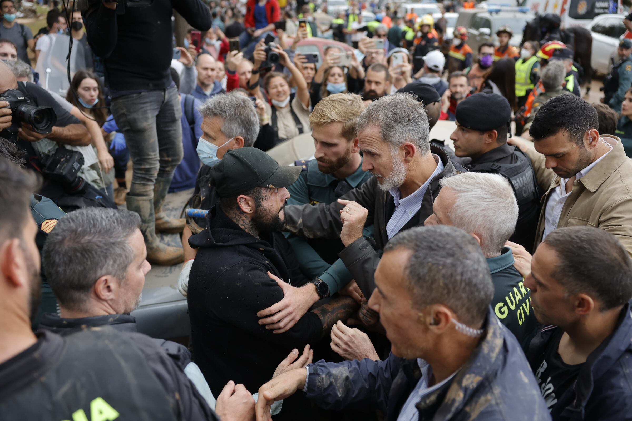 El rey felipe dialoga con un hombre en medio de la tensión en Paiporta este domingo.