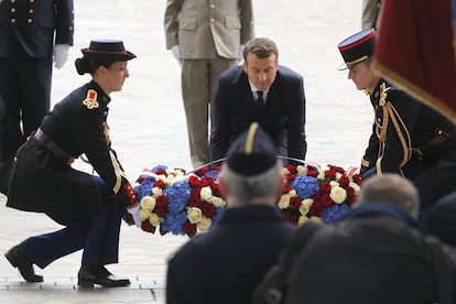 El nuevo presidente francés, Emmanuel Macron, coloca una ofrenda floral en la Tumba al Soldado Desconocido en el Arco del Triunfo.