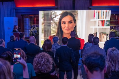 La reina Letizia, durante su mensaje de felicitación a 'Informe Semanal', en un programa especial desde el Museo Guggenheim de Bilbao, con motivo de su 50º aniversario, el 29 de marzo de 2023.