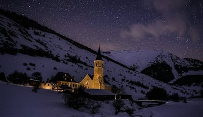 Vista nocturna de la aldea de Montgarri, en el valle de Arán.