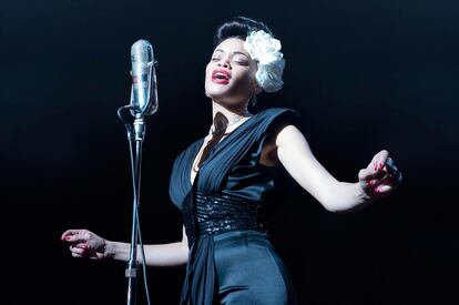 Day, caracterizada como Billie Holiday en un fotograma de la película.