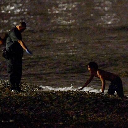 Ceuta.-16.08.2024/ Una noche más cientos de marroquies se lanzan al mar para pasar a nado el espigón de la frontera de " el Tarajal " en Ceuta, Muchos son detenidos por la gendarmeria en aguas de Marruecos y loa que llegan hasta Ceuta son detenidos por la guardia civil tanto en tierra como en el mar.