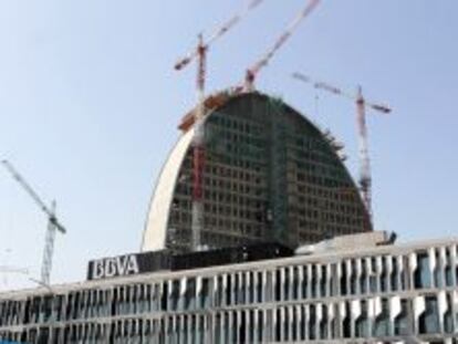 La Vela, el edificio principal de Ciudad BBVA, se alza en mitad de una gran plaza circular, ubicada en mitad del complejo.