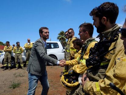 Casado saluda a miembros del dispositivo de extinción del fuego de Gran Canaria, el miércoles.