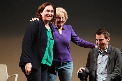 Las alcaldesas de Barcelona y Madrid, Ada Colau y Manuela Carmena, junto a Pablo Soto, delegado de participación ciudadana de la capital