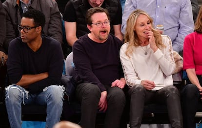 Chris Rock, Michael J. Fox (centro) y Tracy Pollan durante un partido de baloncesto en diciembre de 2017.