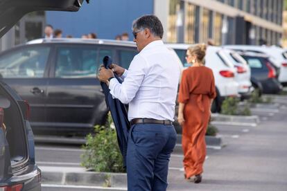 El tío y exentrenador de Rafa, Toni Nadal, en la Academia Rafa Nadal, desde donde salen los autobuses hacia Sa Fortaleza.