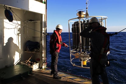 El instrumento de toma de medidas y muestras del agua, listo para descender al océano.