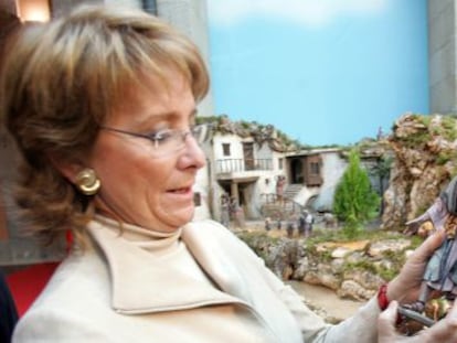 Esperanza Aguirre coge una figura del Belén que la Comunidad de Madrid instaló en 2005 en la Casa de Correos