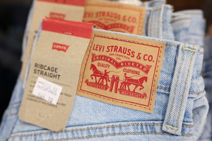 El logo de Levi Strauss en un par de pantalones vaqueros.