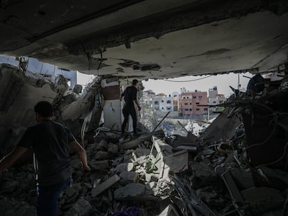Varias personas buscan supervivientes en un edificio destruido tras un ataque israelí sobre Gaza.