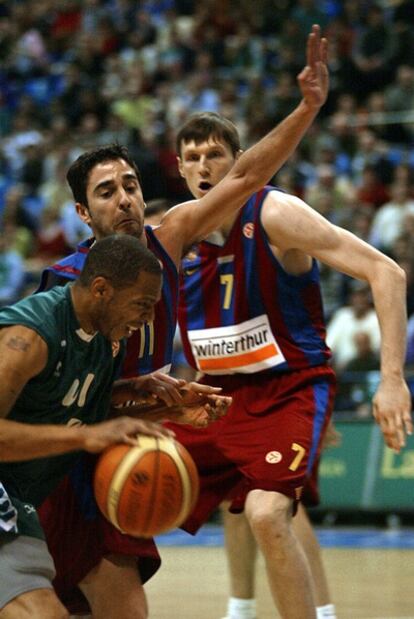 Marcus Brown, ante la defensa de Navarro durante su paso por el Unicaja.