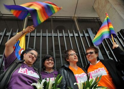 Un grupo de mujeres acuden al juzgado a registrar sus uniones. 