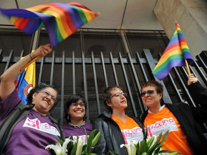 Un grupo de mujeres acuden al juzgado a registrar sus uniones. 