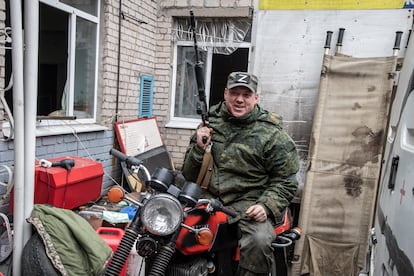 Un soldado de la república de Donetsk, zona ucrania ocupada por Rusia, posa en una moto en abril de 2022.  