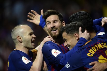 Era su título número 31 con el FC Barcelona. Su futuro está en China. En la imagen, Luis Suárez (derecha) con Messi e Iniesta su gol.