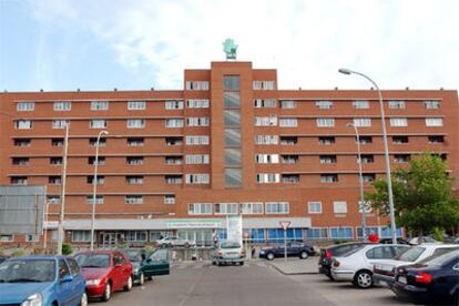 Exterior del Hospital Materno Infantil de Badajoz, donde han sido atendidos los 40 niños de entre 4 y 11 años.