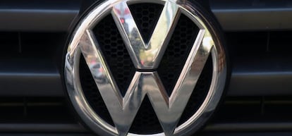 Logotipo de Volkswagen en uno de sus veh&iacute;culos. 