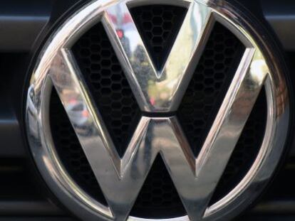Logotipo de Volkswagen en uno de sus veh&iacute;culos. 