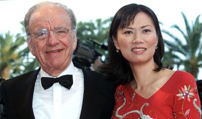 Rupert Murdoch y su última mujer, Wendi Deng, en la alfombra roja de Cannes en 2001.