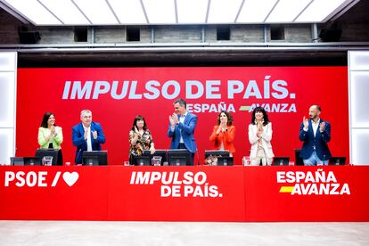 La portavoz del PSOE, Esther Peña; el secretario de Organización del PSOE, Santos Cerdán; la presidenta del PSOE, Cristina Narbona; el presidente del Gobierno, Pedro Sánchez; la vicepresidenta segunda y ministra de Hacienda, María Jesús Montero; la ministra de Igualdad, Ana Redondo; y el vicepresidente del Congreso, Alfonso Rodríguez Gómez de Celis, aplauden durante la Ejecutiva Federal del partido este lunes en Ferraz.