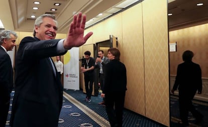 Alberto Fernández saluda antes de su discurso en la cumbre del Grupo Puebla, celebrada el fin de semana pasado en Buenos Aires.