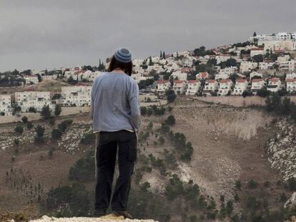 Un colono judío contempla el asentamiento de Maaleh Adumim, en diciembre de 2012. 