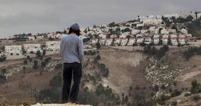 Un colono judío contempla el asentamiento de Maaleh Adumim, en diciembre de 2012. 