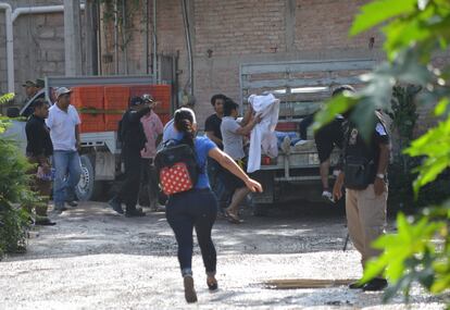 Miembros del Ejercito Mexicano y Policías Municipales resguardan la zona donde un grupo armado asesinó a cinco personas en la localidad de Petaquillas, municipio de Chilpancingo en Guerrero (México).