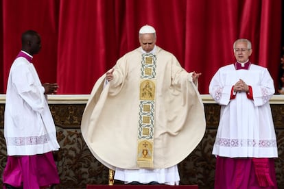 El papa León XIV celebra su misa inaugural en la plaza de San Pedro.