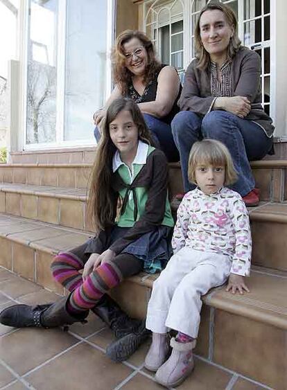 Patricia (izquierda) y María, junto a sus respectivas madres.