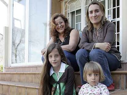 Patricia (izquierda) y María, junto a sus respectivas madres.
