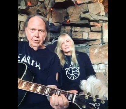 Neil Young y Daryl Hannah durante la grabación de las Fireside Sessions.