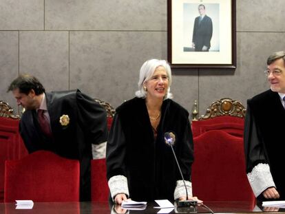 La presidenta de la sala de lo social, Garbi&ntilde;e Biurrun junto al presidente del Superior vasco, Juan Luis Ibarra