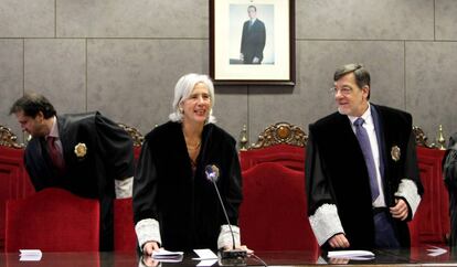 La presidenta de la sala de lo social, Garbi&ntilde;e Biurrun junto al presidente del Superior vasco, Juan Luis Ibarra