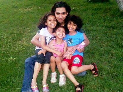 Raef Badawi, el bloguero saud&iacute; preso desde 2012 por insultar al islam, con sus tres hijos.