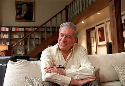 Mario Vargas Llosa, en su casa de París.